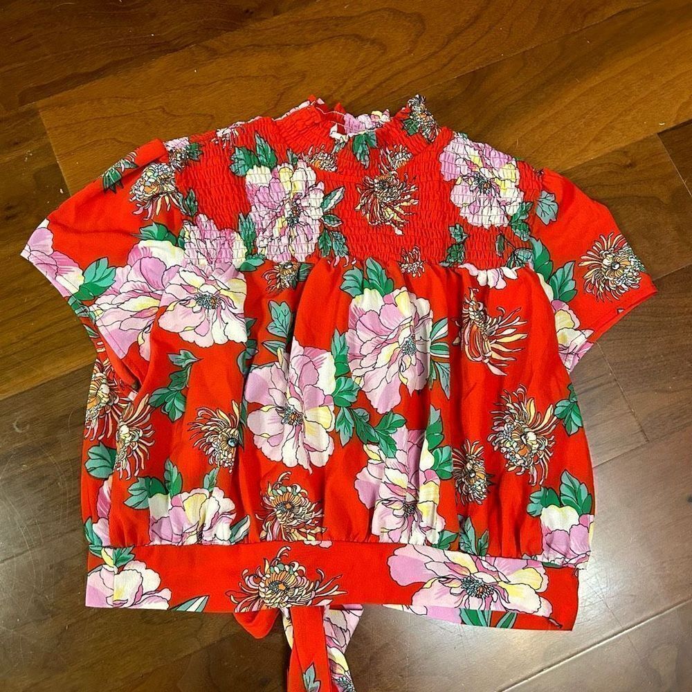 Love J red floral short sleeve crop top in large NWT‎